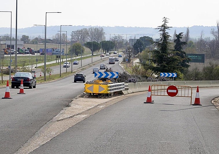 Las obras vuelven a la VA-20 y cierran la salida al Paseo de Juan Carlos I